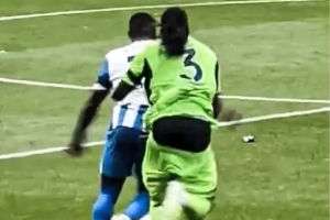 世预赛买球-富勒姆球员巴锡边踢比赛边掉裤子，社媒回应：这场我肯定提好裤子