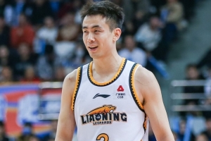 鞍山PJ-华盛顿！记者：为啥抱臂庆祝半场压哨三分 赵继伟回应：帅