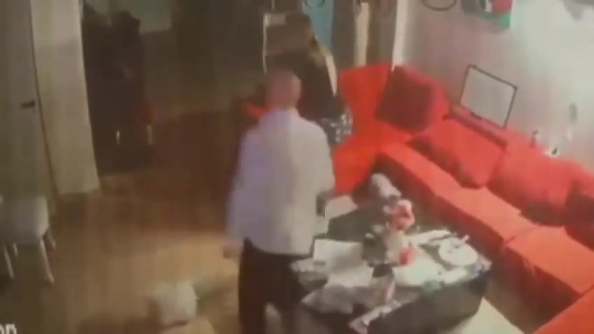 🎥家中监控记录全程！莫利纳岳父岳母遭四名劫匪入室洗劫